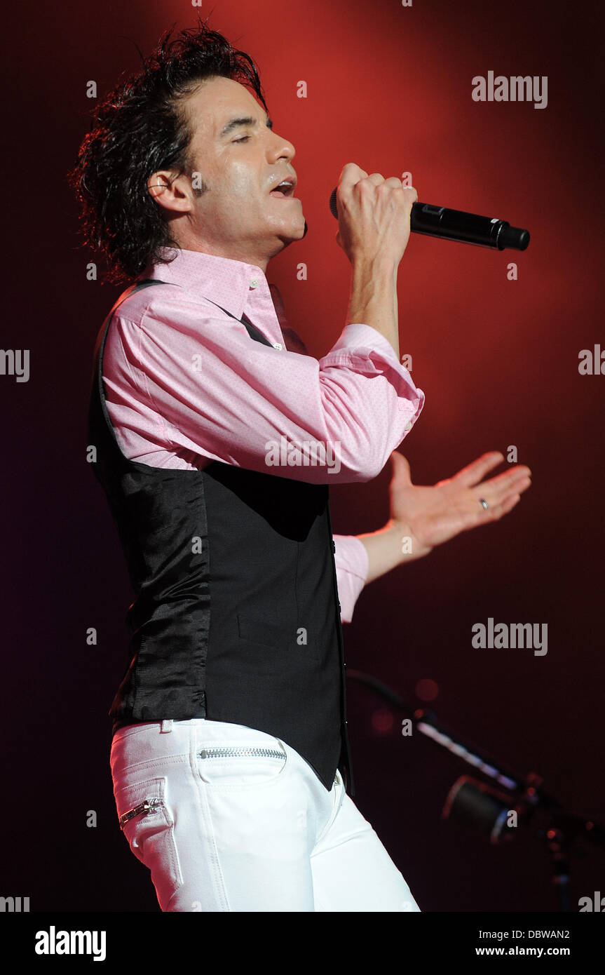 Patrick Monahan of Train performs at the Cruzan Amphitheater West Palm