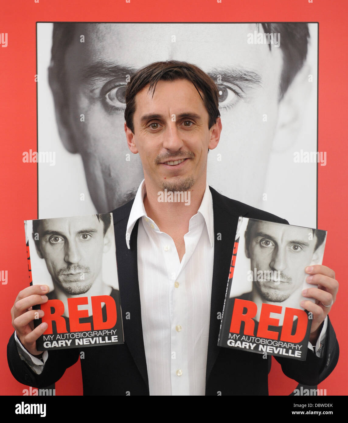 Gary Neville signs copies of his autobiography 'Red' at Waterstones, Canary London, England - 01.09.11 Stock Photo - Alamy