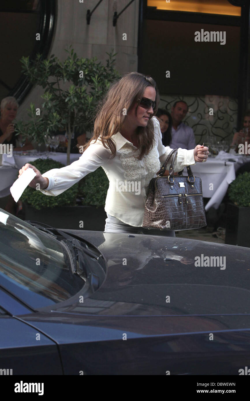 Pippa Middleton removing a parking ticket from her car windshield(00)