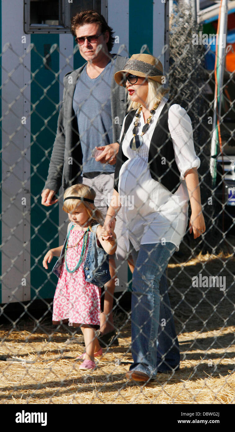 Dean McDermott, wife Tori Spelling and their daughter Stella leaving(02)