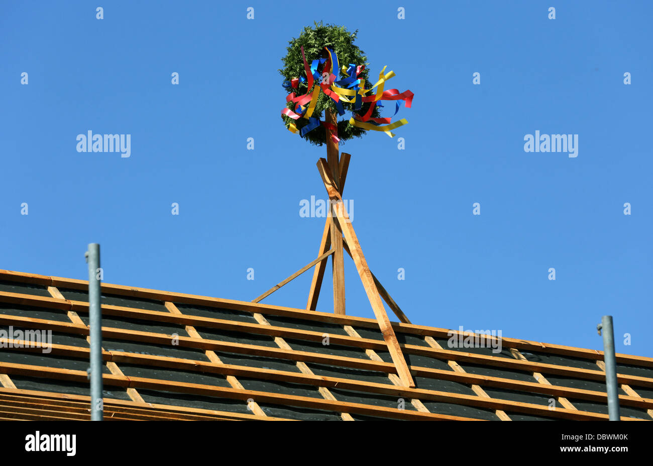 View of a  topping-out wreath in Kuehlungsborn, Germany, 30 July 2013. Photo: Bernd Wuestneck Stock Photo