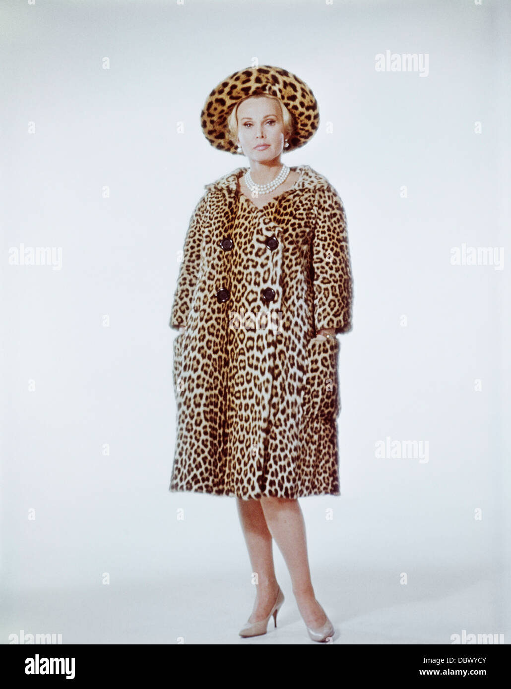 1960s ACTRESS ZSA ZSA GABOR WEARING HIGH FASHION  LEOPARD SKIN HAT AND COAT LOOKING AT CAMERA Stock Photo