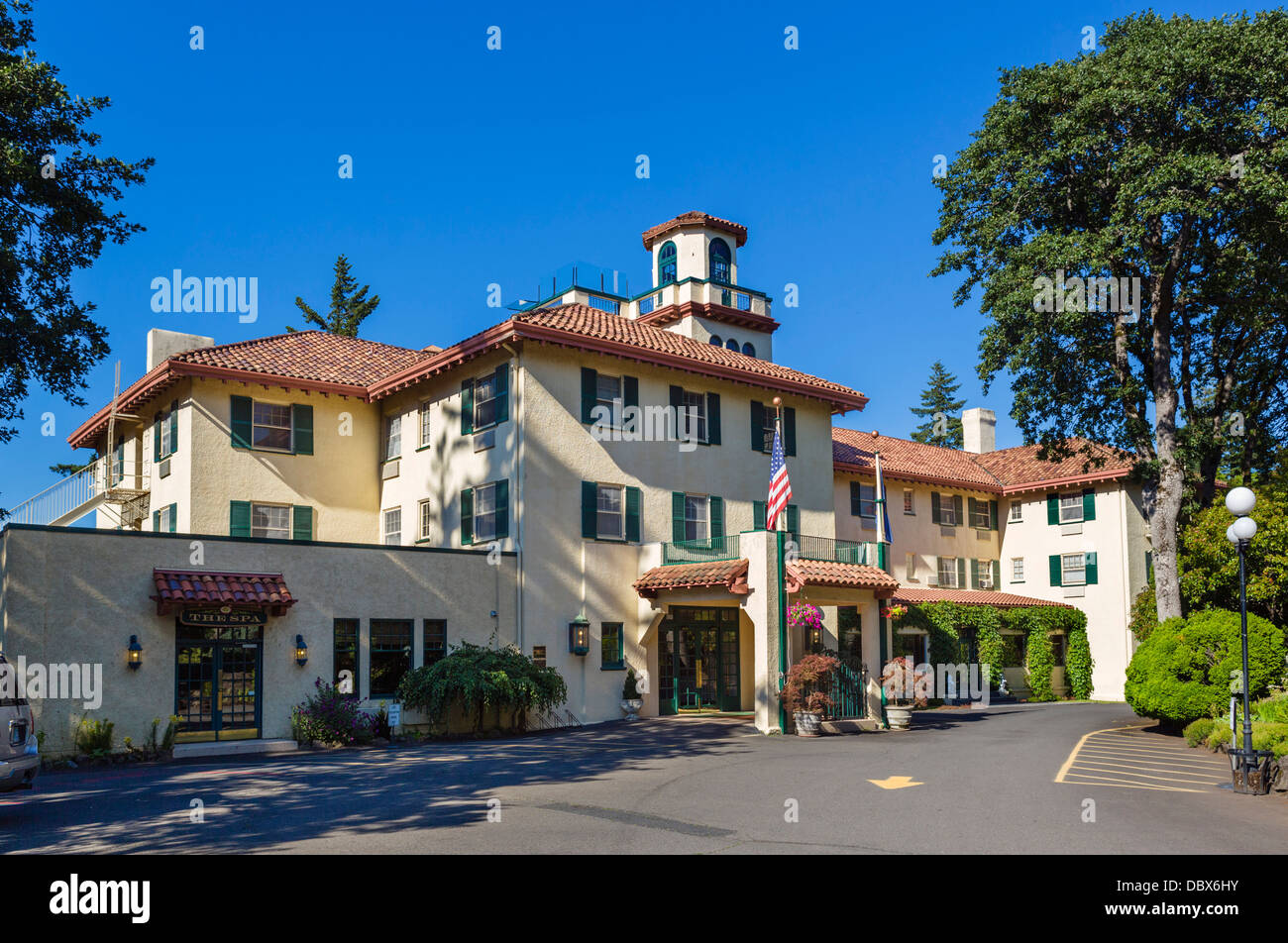 The historic Columbia Gorge Hotel in the town of Hood River, Columbia River Gorge, Oregon, USA Stock Photo