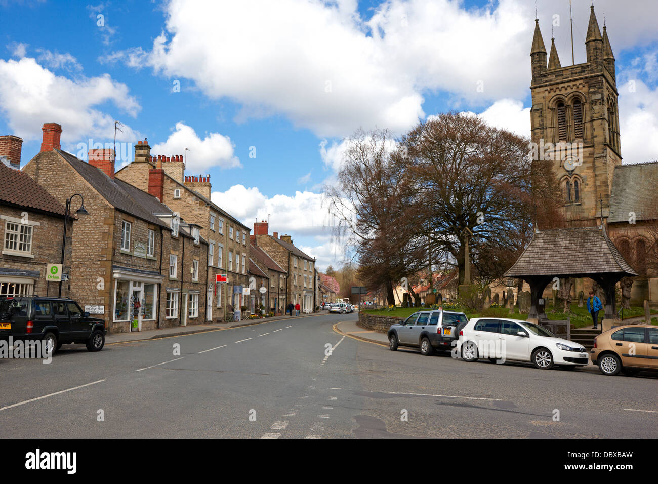 Helmsley, North Yorkshire. Looking up Church St with All Saints Church on the right. Stock Photo