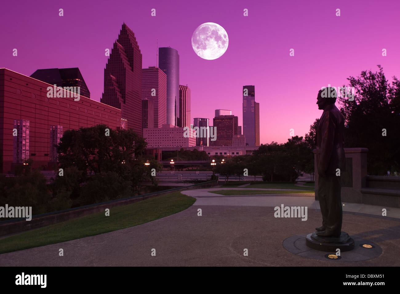 STATUE GEORGE H W BUSH MONUMENT (©CHAS FAGAN 2004) SESQUICENTENNIAL PARK DOWNTOWN SKYLINE HOUSTON TEXAS USA Stock Photo