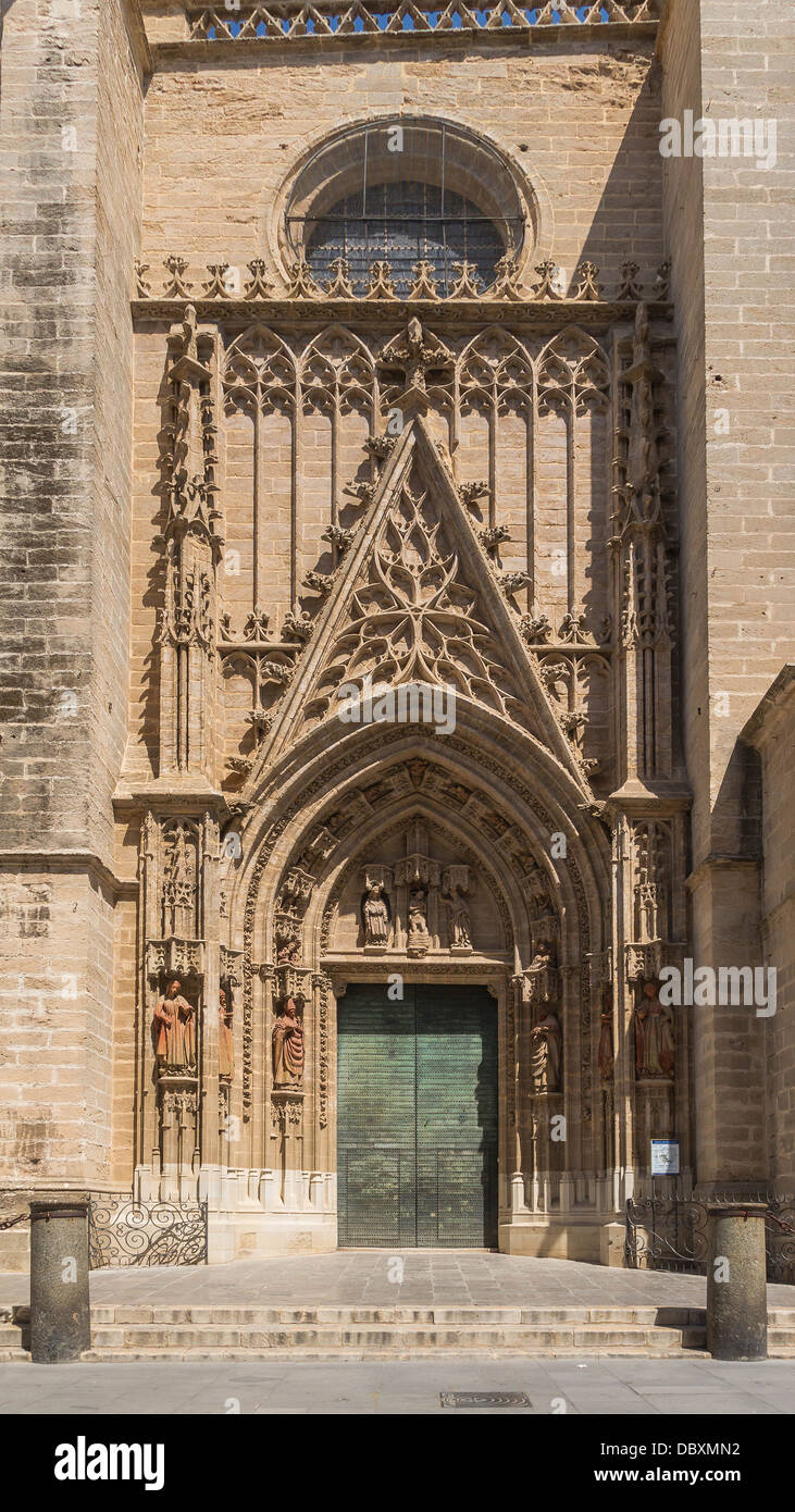 the 'Gate of Baptism', from 1449, by architects Nicolás Martínez and Juan Normán. Lorenzo Mercadante de Bretaña made the terrac Stock Photo