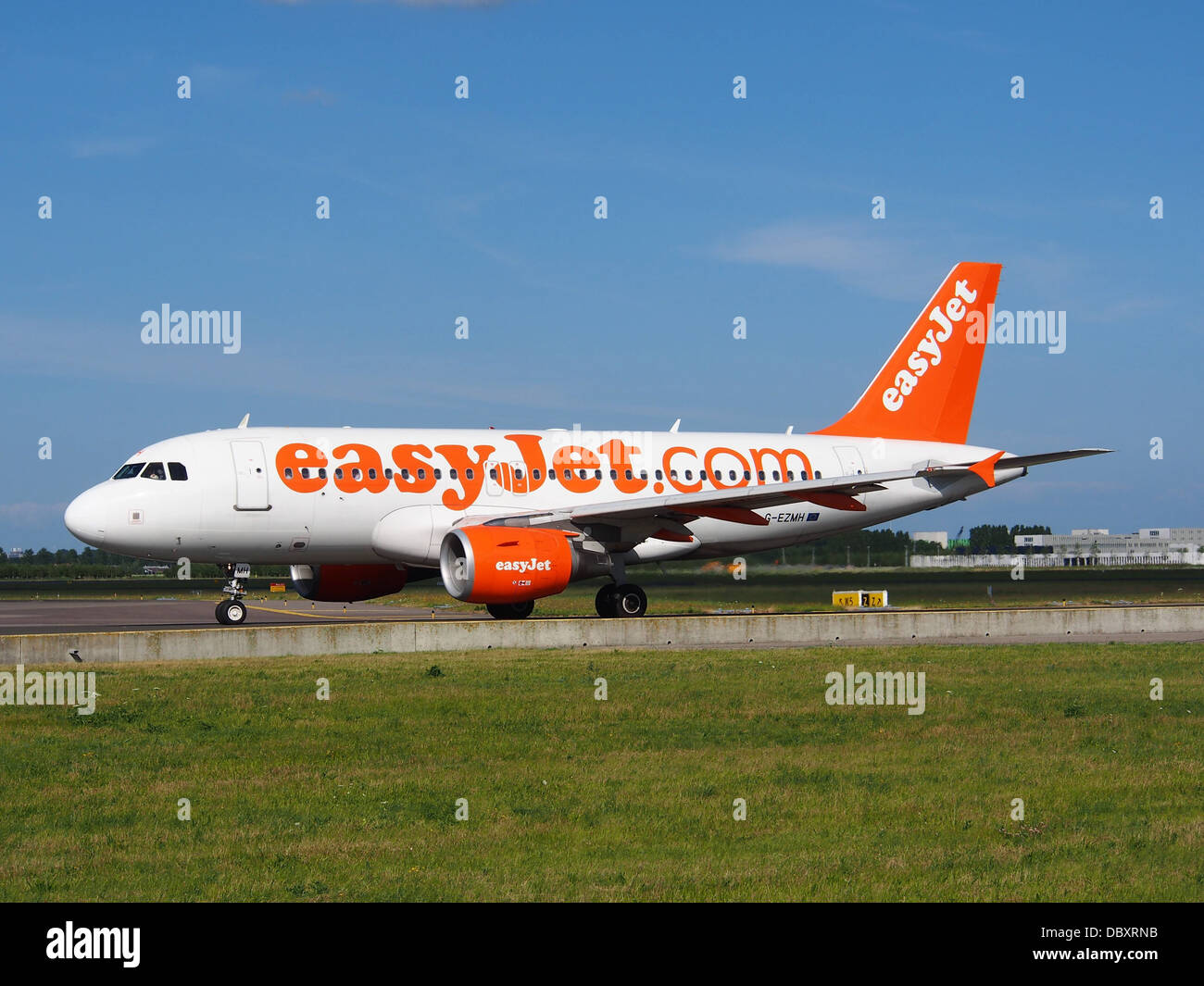 G-EZMH easyJet Airbus A319-111 - cn 2053 2 Stock Photo