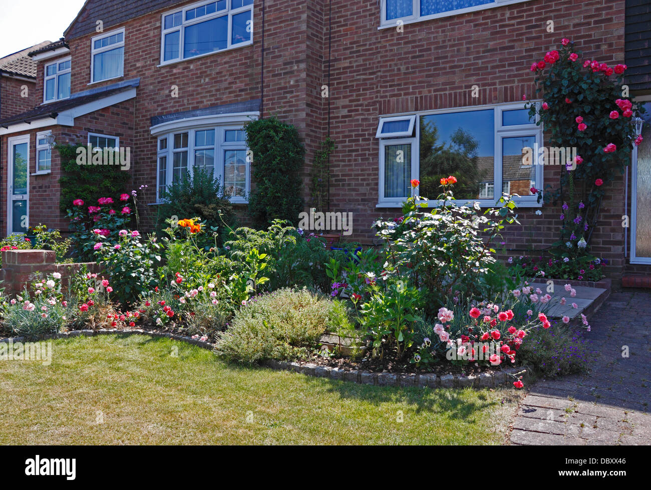 English garden borders hi-res stock photography and images - Alamy