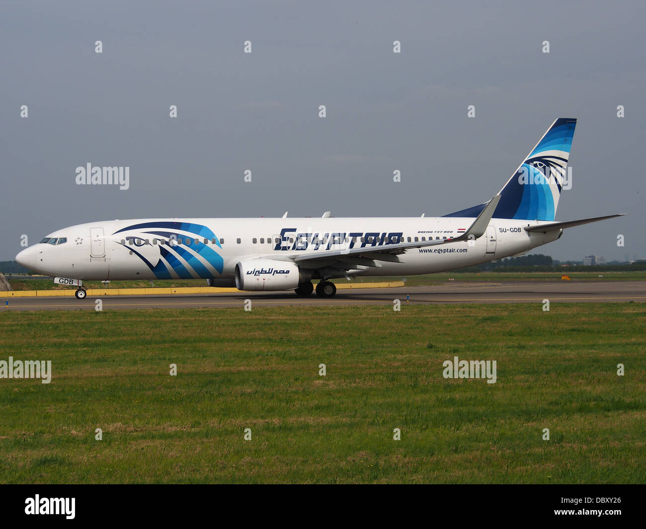 SU-GDB EgyptAir Boeing 737-866(WL) taxiing 13july2013 -002 Stock Photo