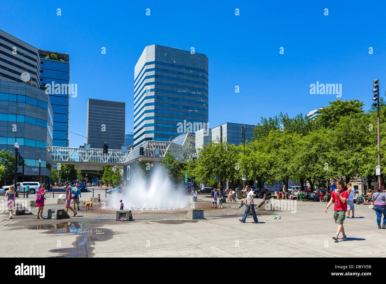 Fountain and city skyline, Tom McCall Waterfront Park, Willamette River, Portland, Oregon, USA Stock Photo