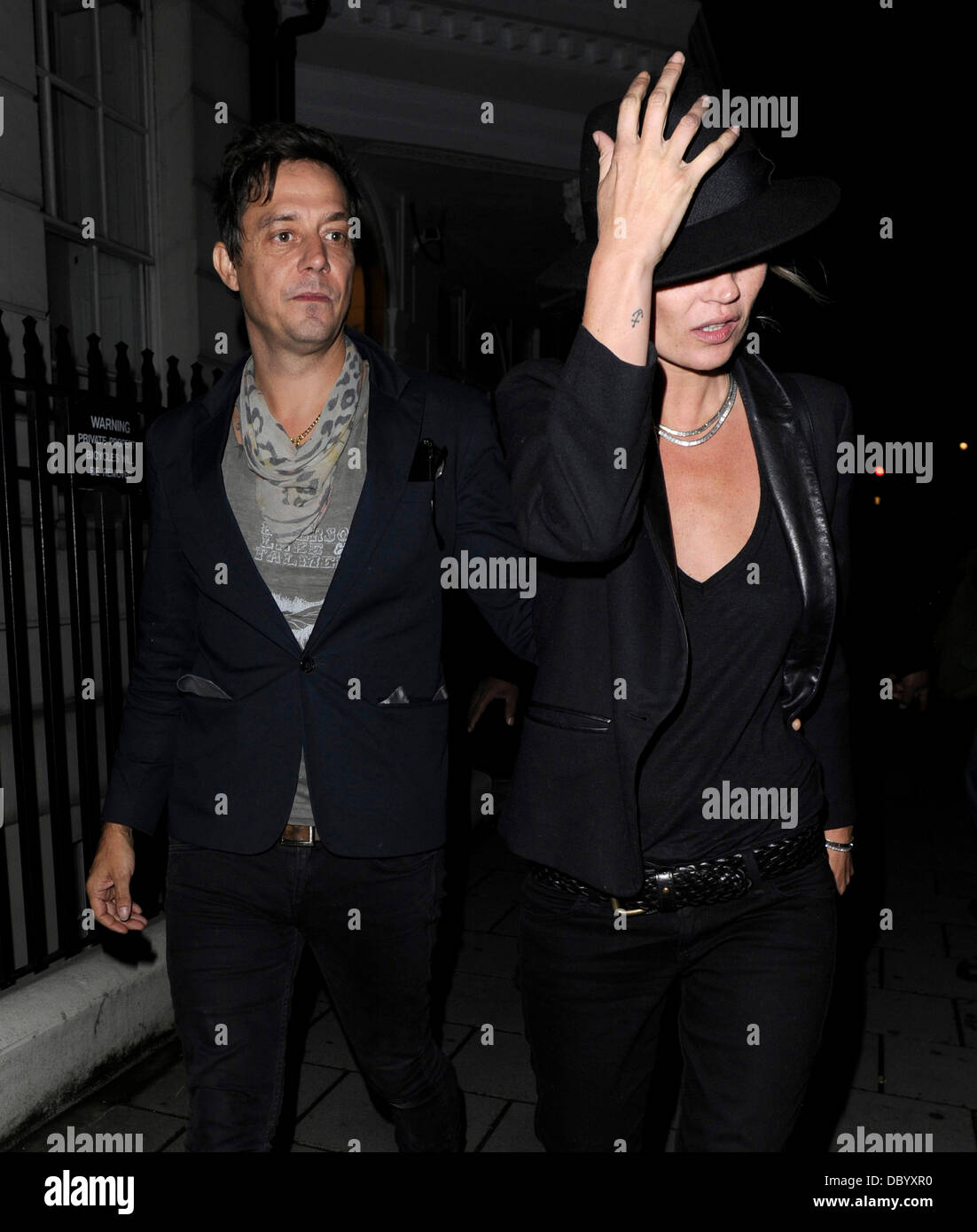 Kate Moss and Jamie Hince leave a private address where she had been dining with Naomi Campbell, Philip Green and his wife. London, England - 18.09.11 Stock Photo