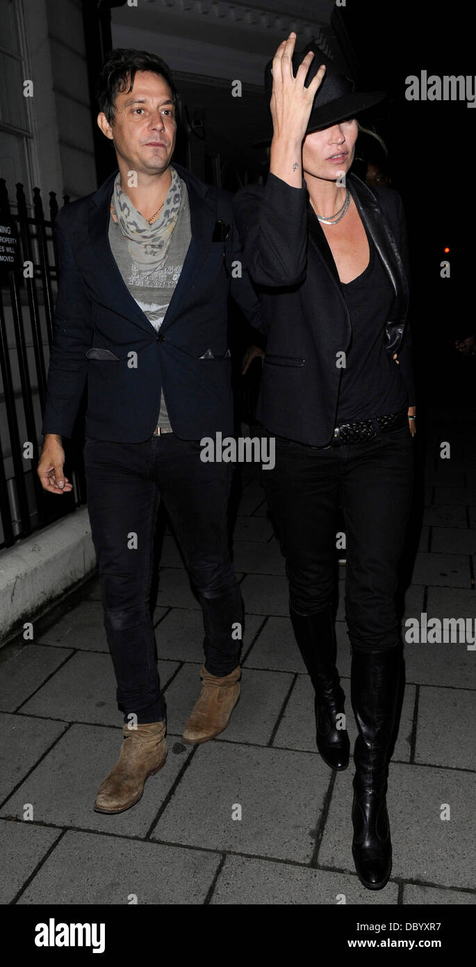 Kate Moss and Jamie Hince leave a private address where she had been dining with Naomi Campbell, Philip Green and his wife. London, England - 18.09.11 Stock Photo