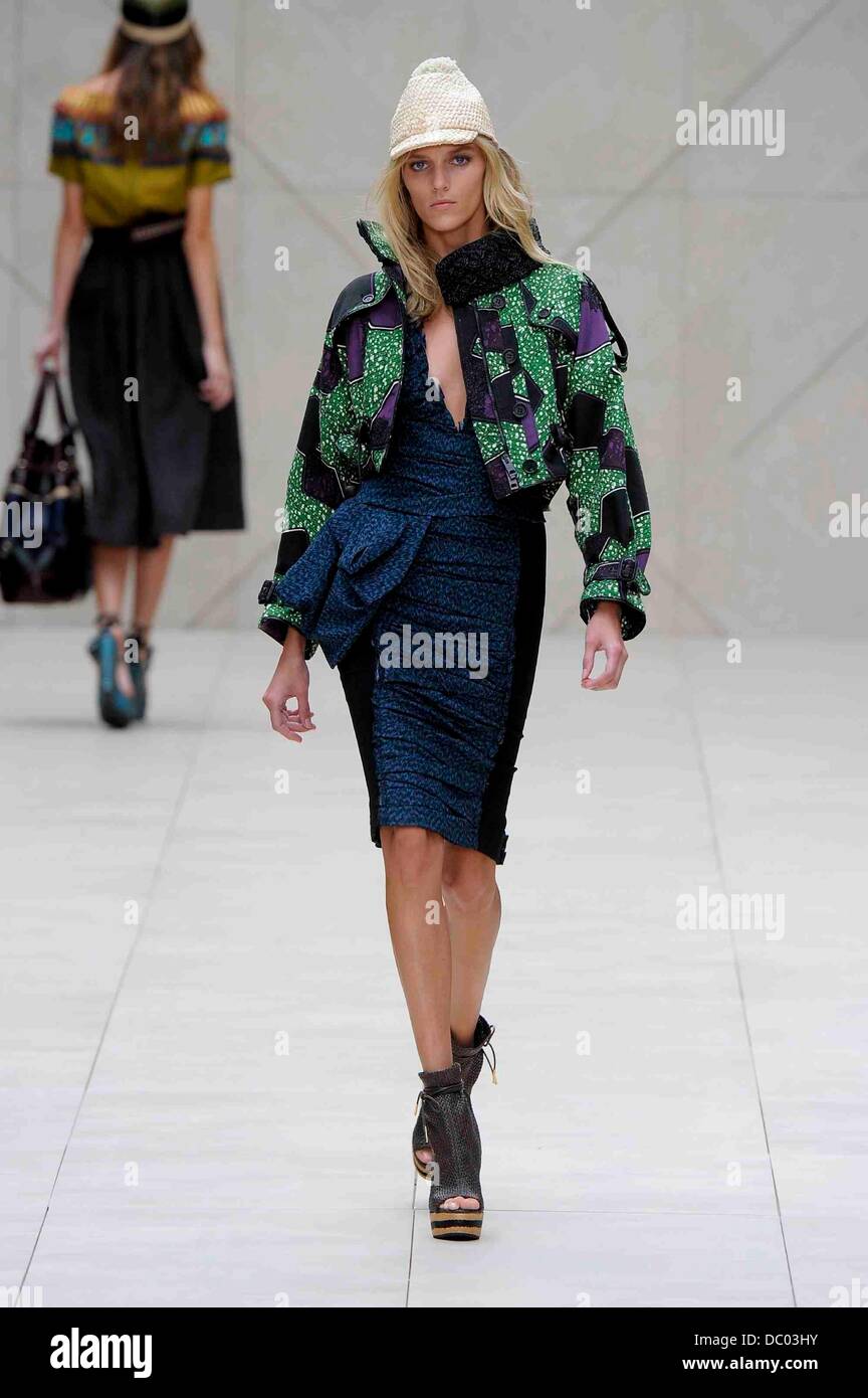 Model London Fashion Week Spring/Summer 2012 - Burberry Prorsum - Catwalk London, England - 19.09.11 Stock Photo