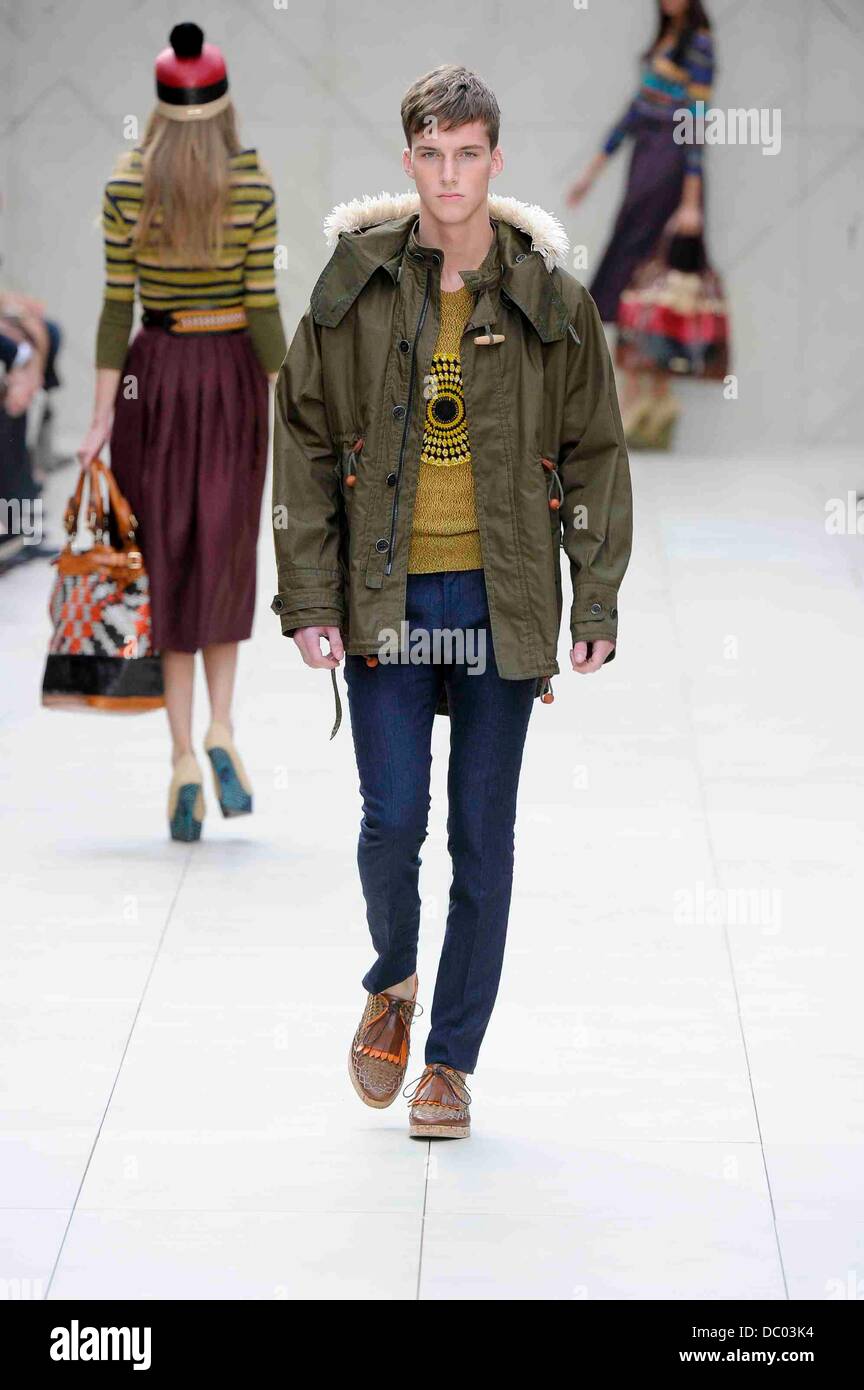 Model London Fashion Week Spring/Summer 2012 - Burberry Prorsum - Catwalk London, England - 19.09.11 Stock Photo