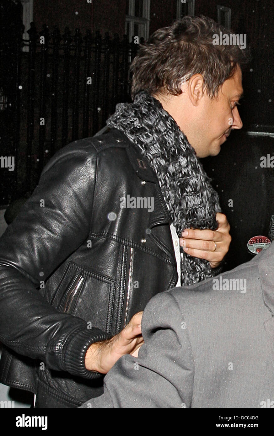 Kate Moss and Jamie Hince leaving Claridge's in Mayfair, Kate was in no mood to be photographed and rushed to her car. London, England - 21.09.11 Stock Photo