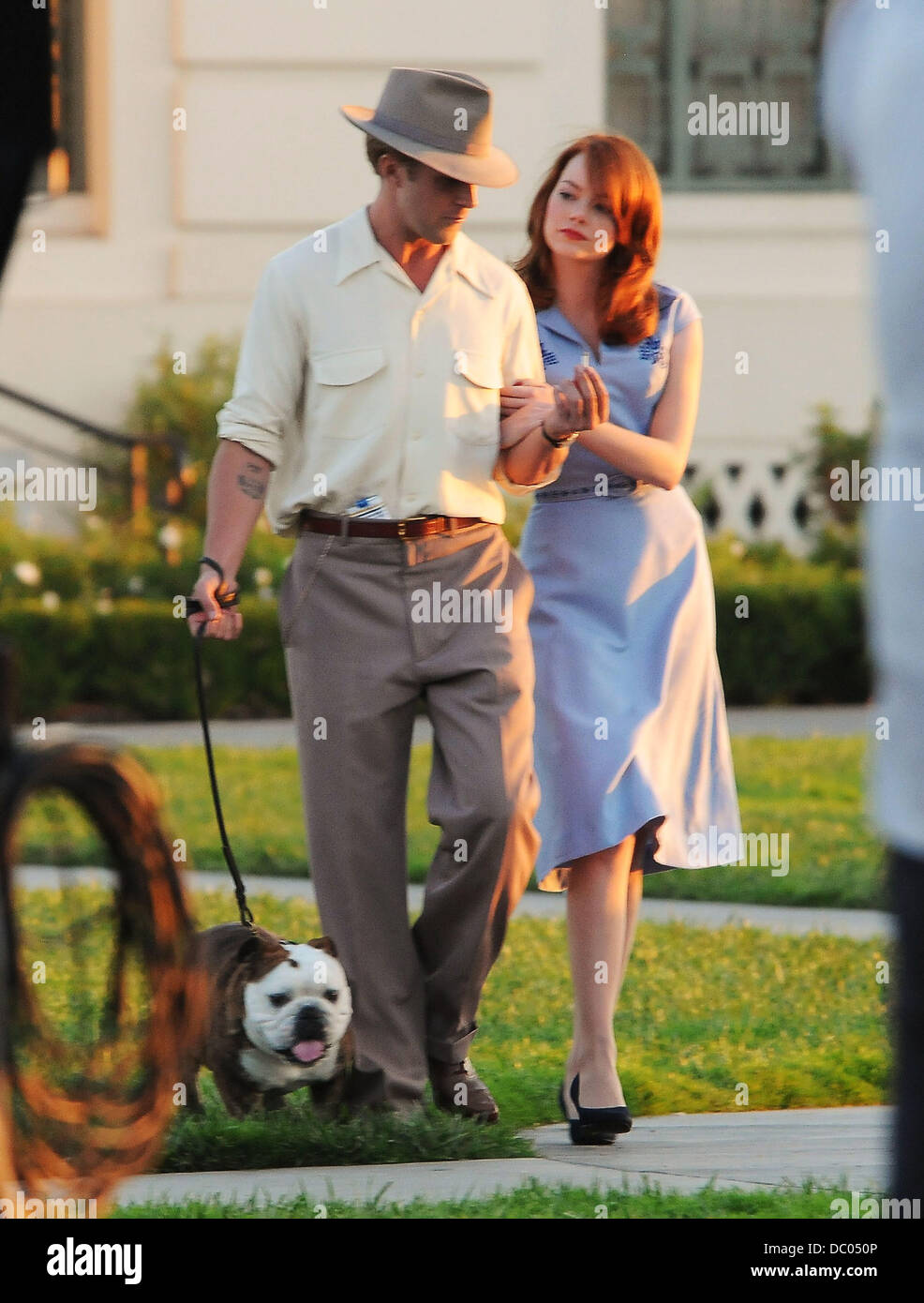 Emma Stone And Ryan Gosling With A Bulldog On The Set Of Their New Stock Photo Alamy