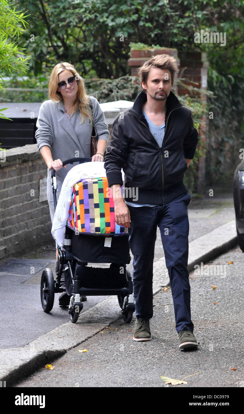 Kate Hudson and Matt Bellamy walking in Primrose Hill with their son  Bingham London, England - 23.09.11 Stock Photo - Alamy