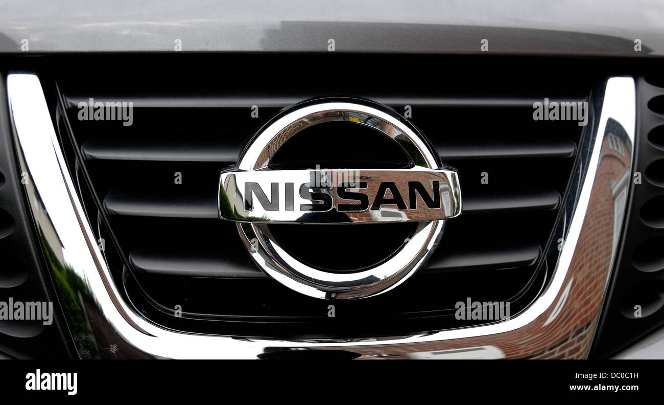 Nissan logo on juke front grill Stock Photo - Alamy