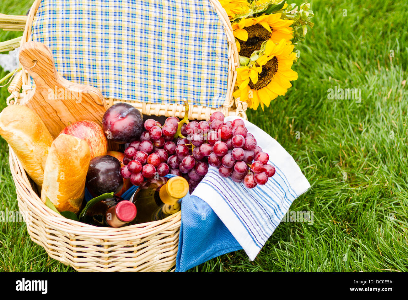 Summer picnic with a basket of food in the park Stock Photo - Alamy