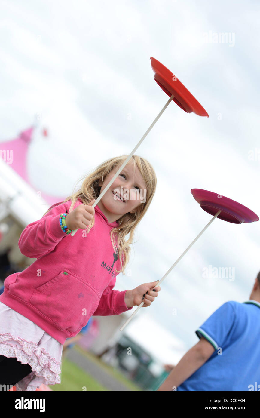 Denbigh in Vale of Clwyd, North Wales, UK. 6th August, 2013. A girl  spinning plates at a circus skills workshop at the National Eistedfod of  Wales 2013 The National Eisteddfod is Wales's