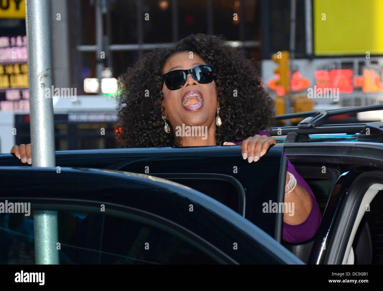 Oprah Insisted on Wearing Red Suit to Match Car Bows Before Giveaway, image size:1300x990