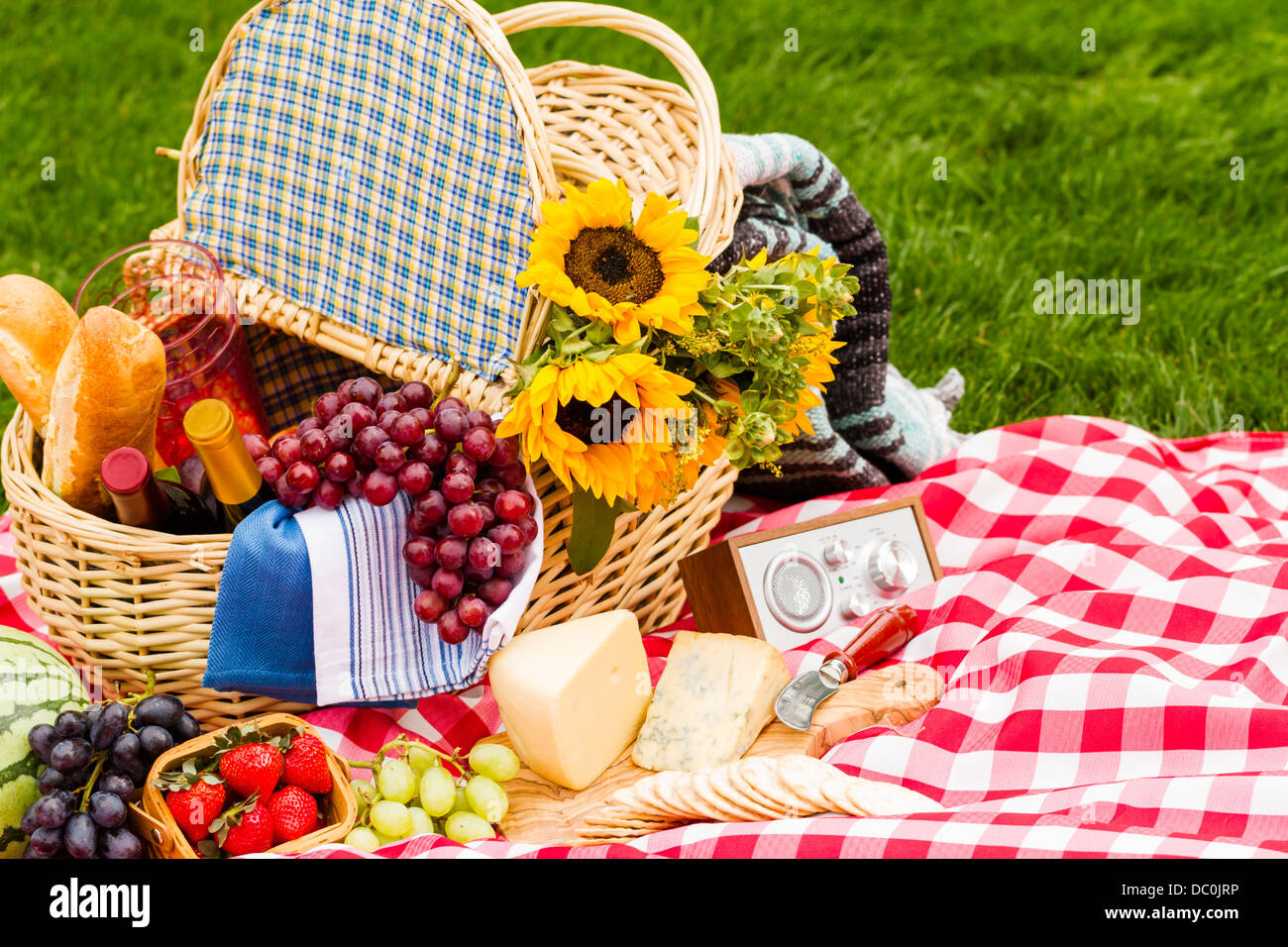 Summer picnic with a basket of food in the park Stock Photo - Alamy