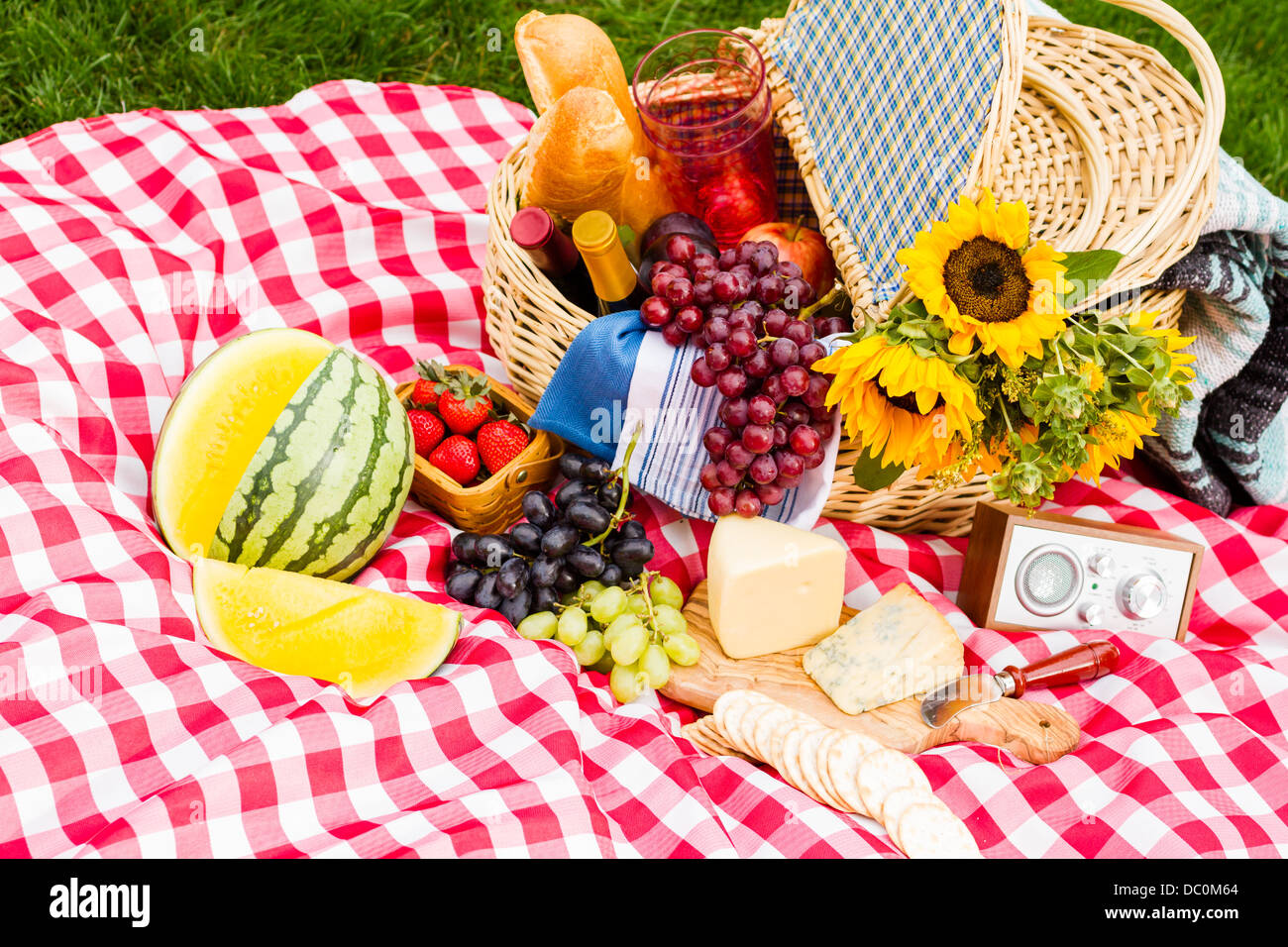 Summer picnic with a basket of food in the park Stock Photo - Alamy