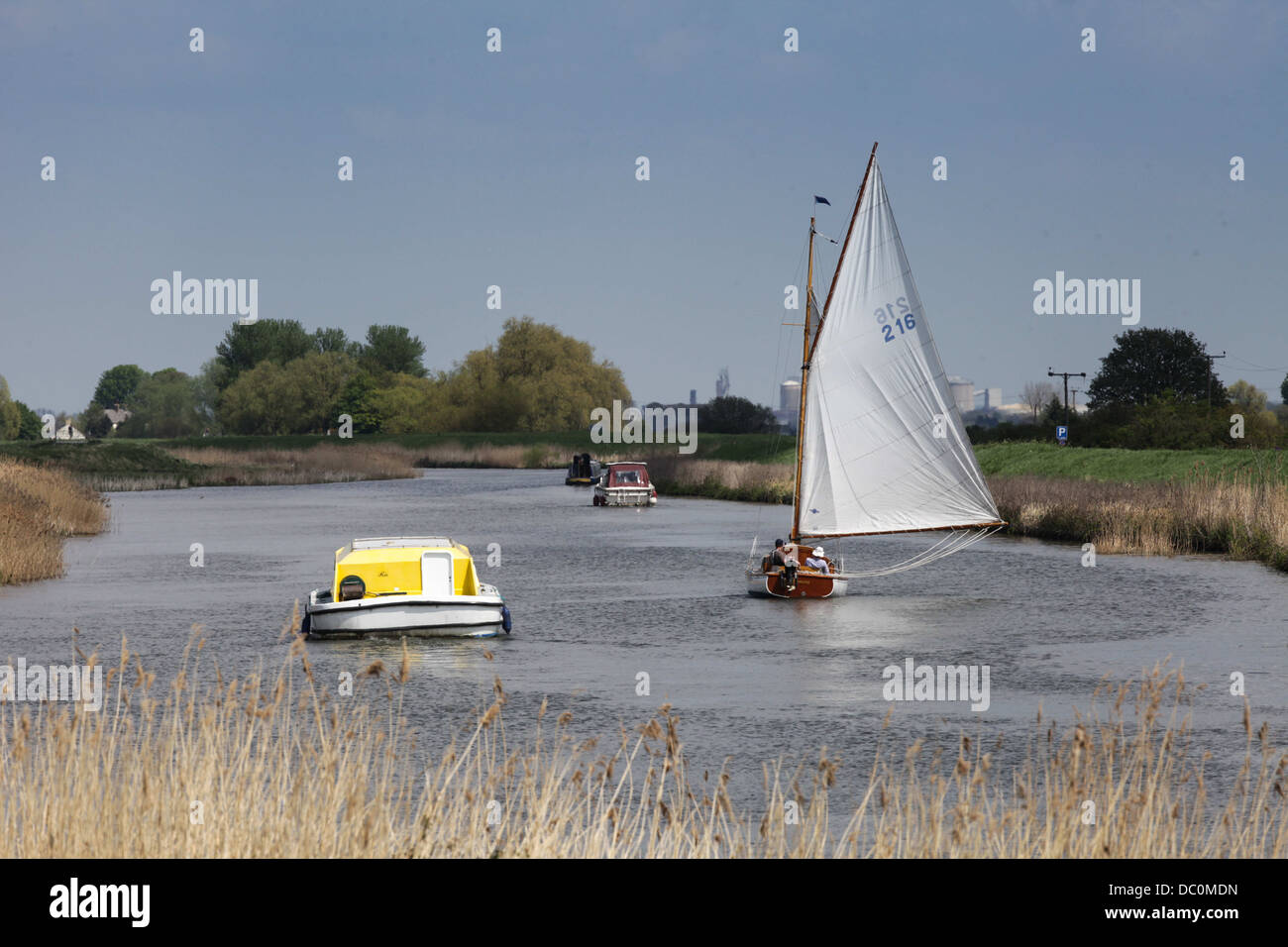 SAILING BOATS ON THE NORFOLK BROADS IN ENGLAND UK Stock Photo - Alamy