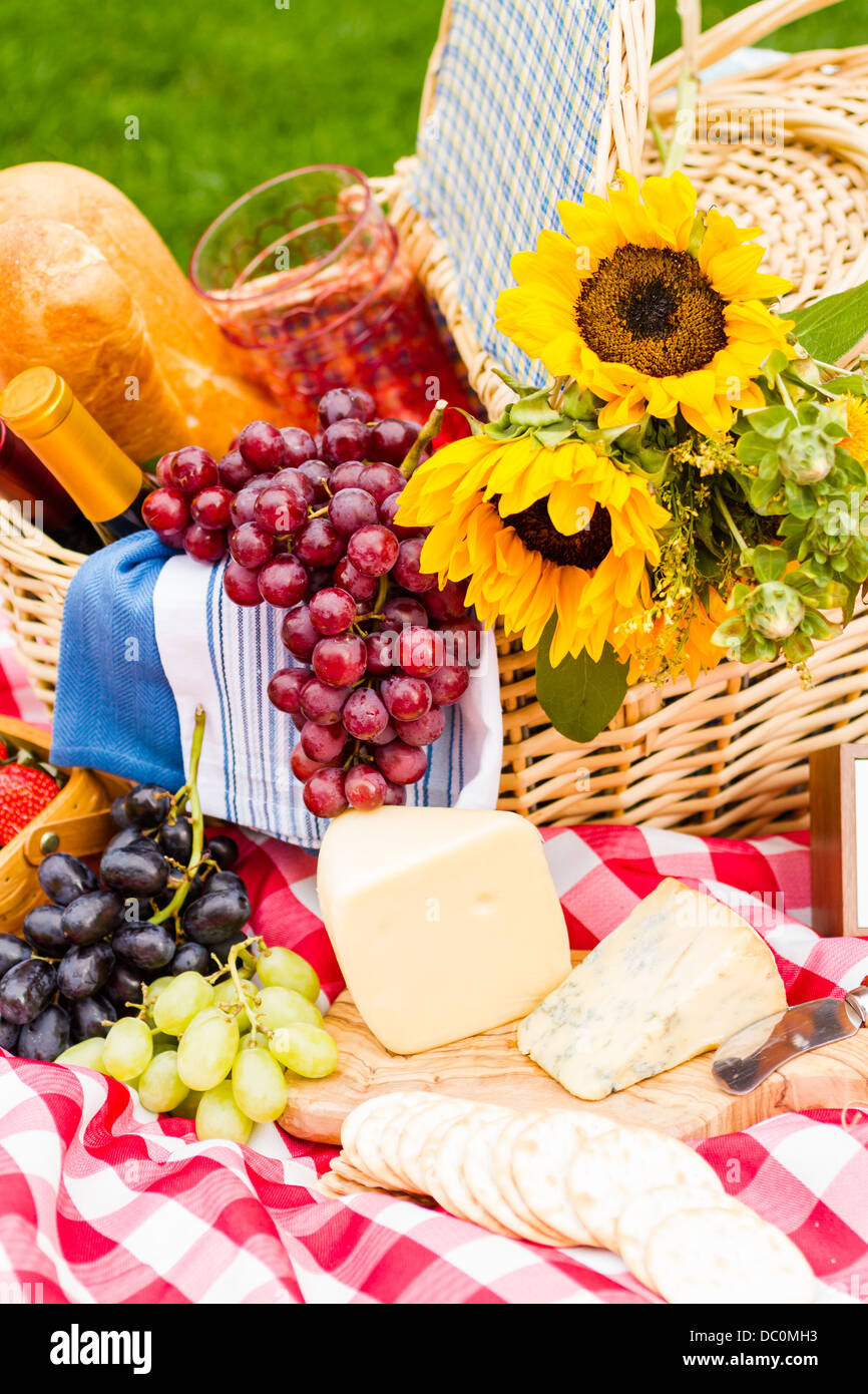 Summer picnic with a basket of food in the park Stock Photo - Alamy