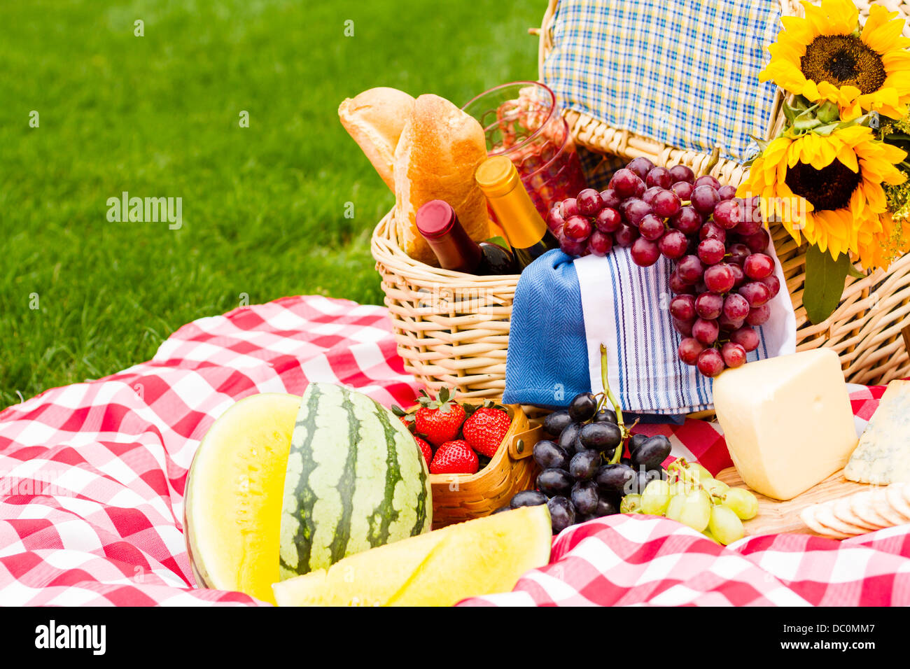 Summer picnic with a basket of food in the park Stock Photo - Alamy