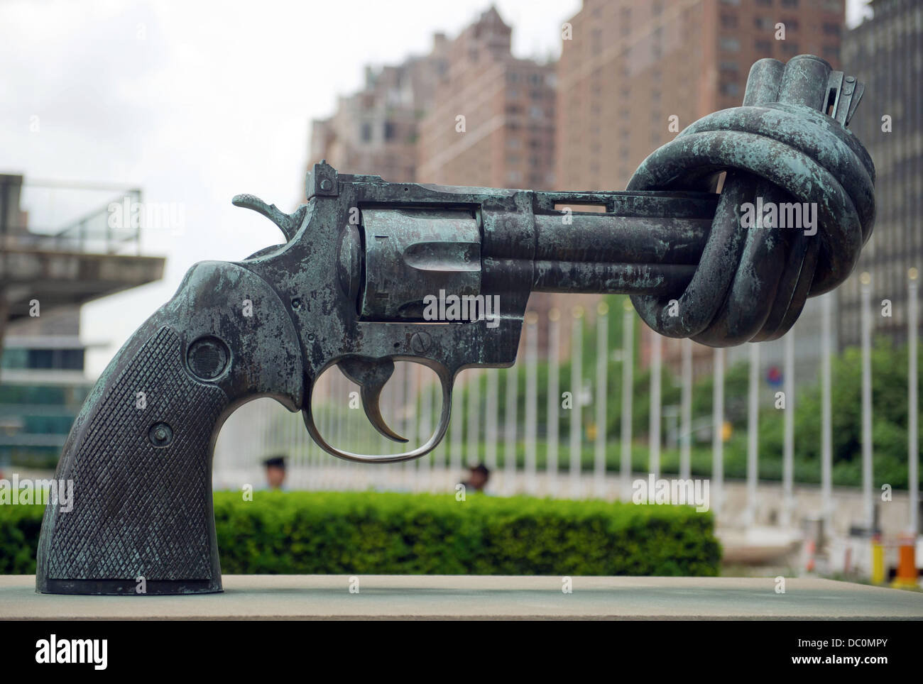 The sculpture 'Non Violence' also known as 'The Knotted Gun' by Swedish artist Carl Fredrik Reutersward sits outside of the United Nations (UN) in New York City, New York, USA, 03 June 2013. The scultpure was a gift from Luxembourg to the UN in 1988. Photo: TIM BRAKEMEIER Stock Photo