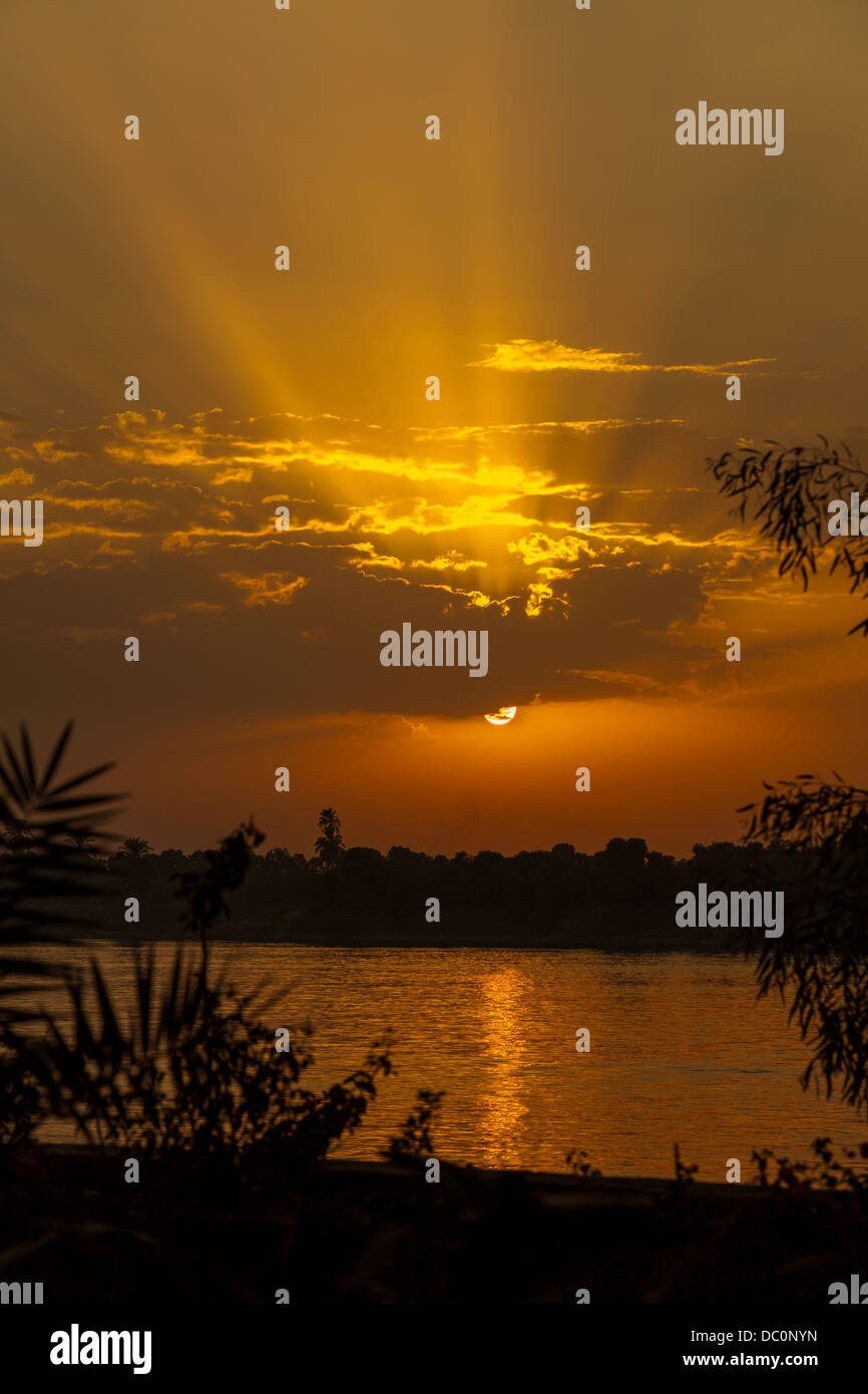 Golden over water hi-res stock photography and images - Alamy