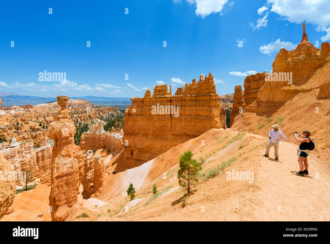 Walkers on the Navajo Loop Trail near Thors Hammer, Sunset Point, Bryce Amphitheater, Bryce Canyon National Park, Utah, USA Stock Photo