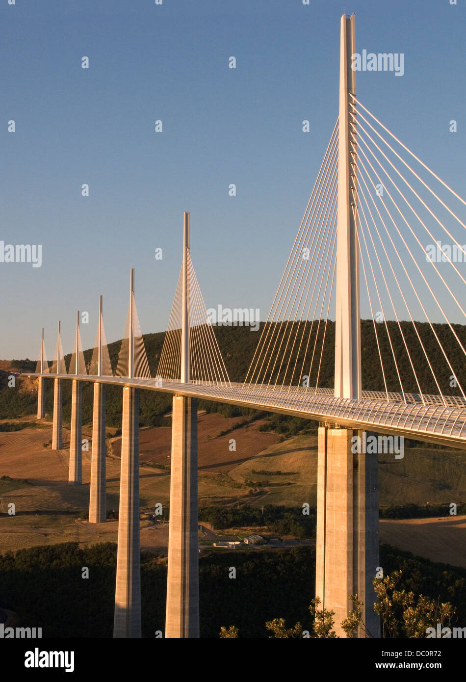 VIADUCT DE MILLAU (©NORMAN FOSTER / MICHEL VIRLOGEUX 2004) AUTOROUTE 75 ...