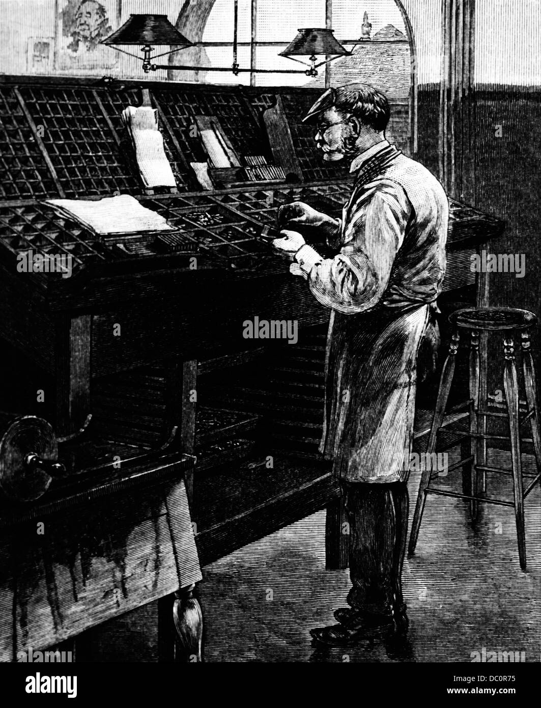 1890s ENGRAVING OF OLD FASHIONED HAND TYPESETTER IN APRON WEARING GLASSES & VISOR Stock Photo