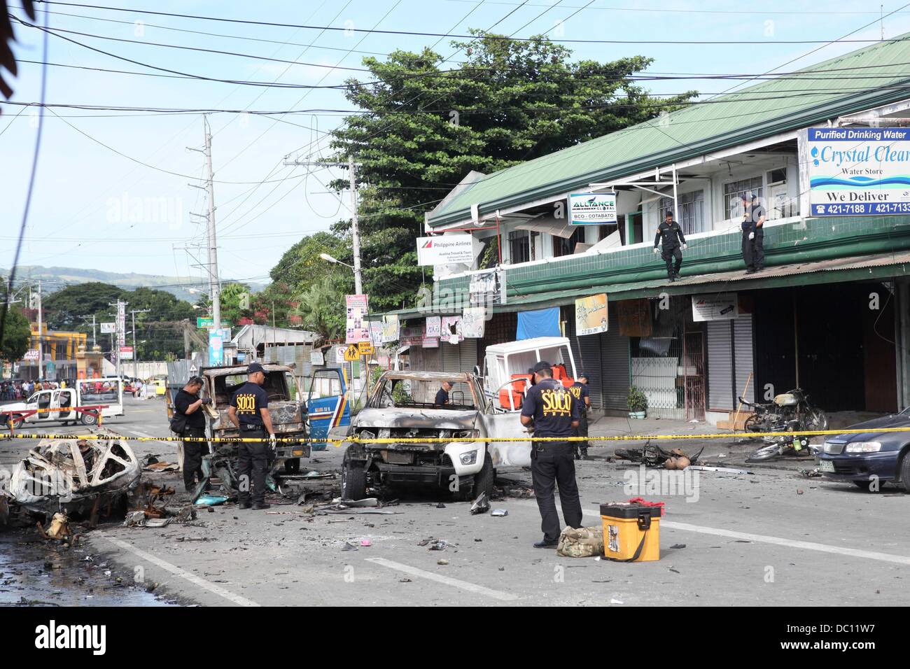 Filipino bomb experts gather evidences on August 6, 2013 at the scene ...