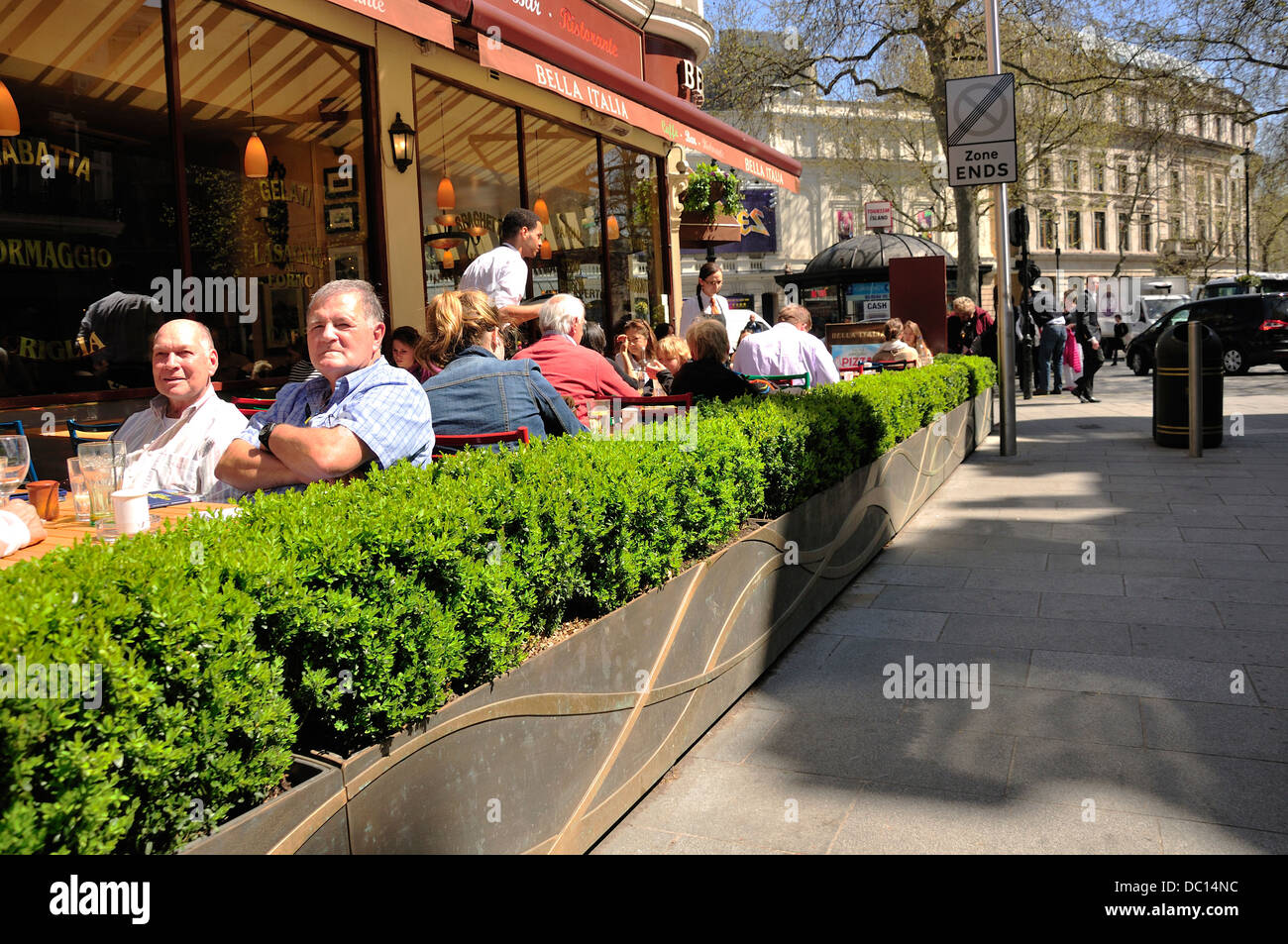 London, England, UK. People eating outside restaurant Stock Photo