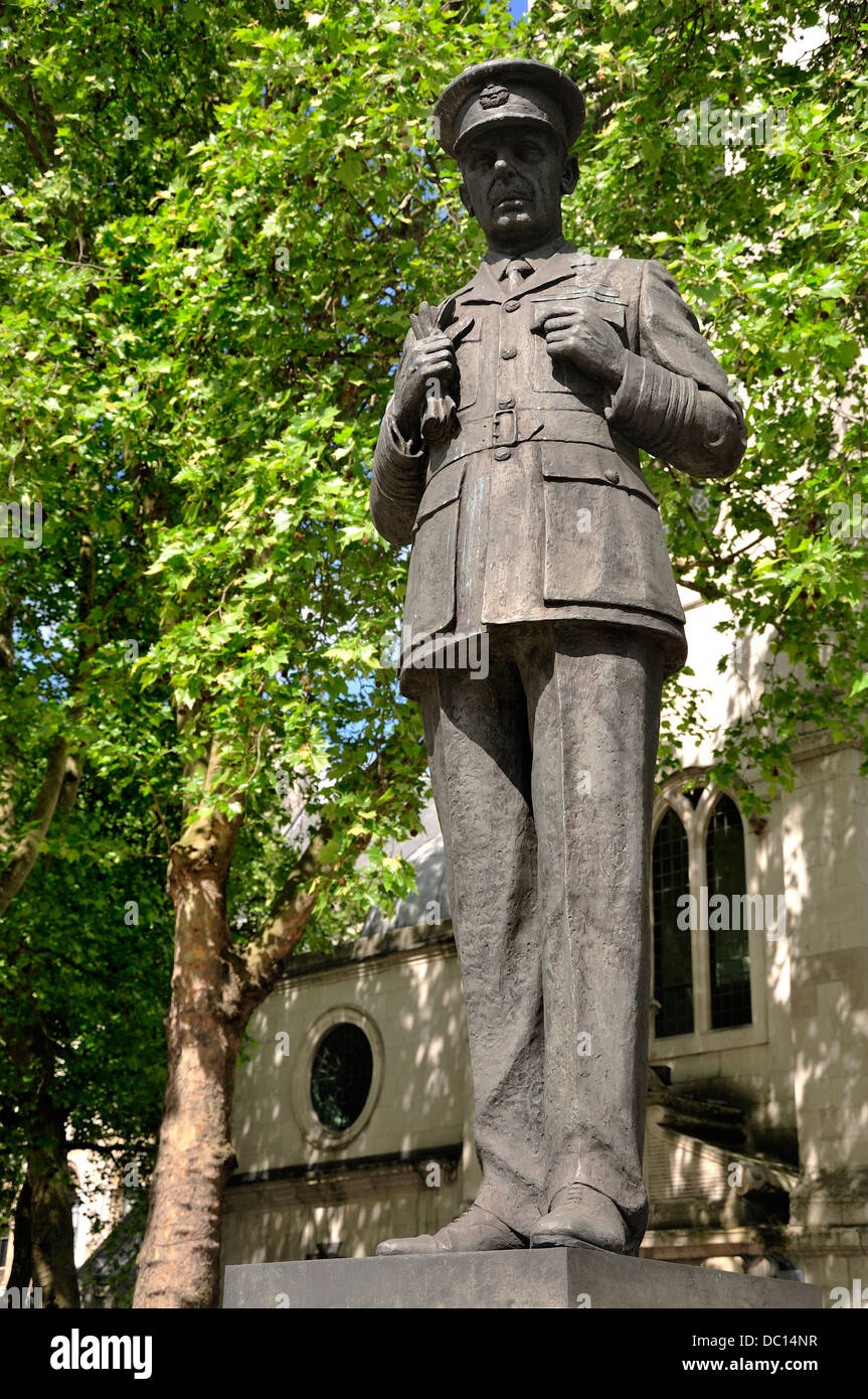 London, England, UK. Statue: Air Chief Marshal Lord Dowding (1882-1970) by St Clement Danes church (by Faith Winter, 1988) Stock Photo