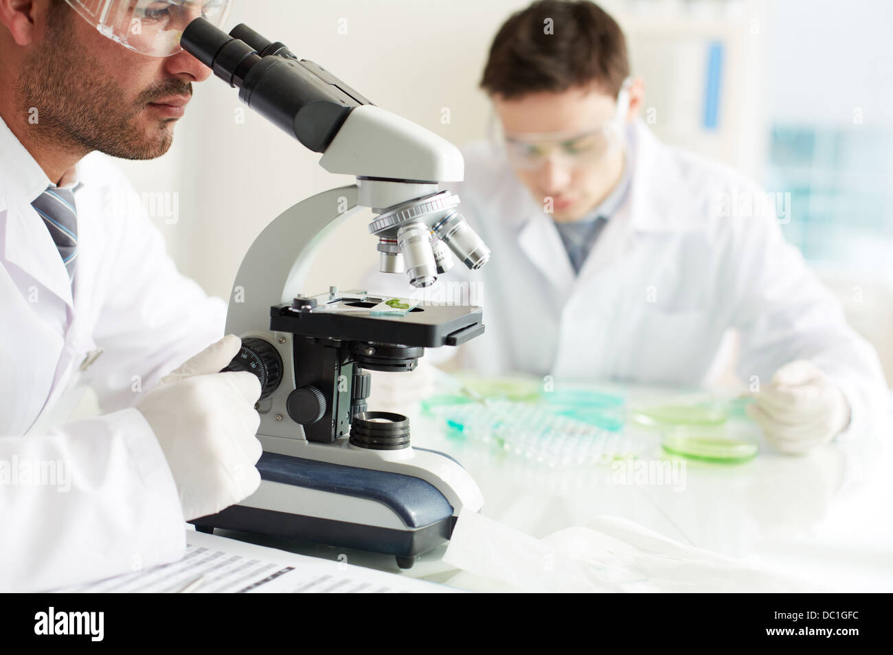 специалист по клиническим исследованиям. ученый записывает. ученые в лаборатории. серьезные исследования. серьезные исследования.