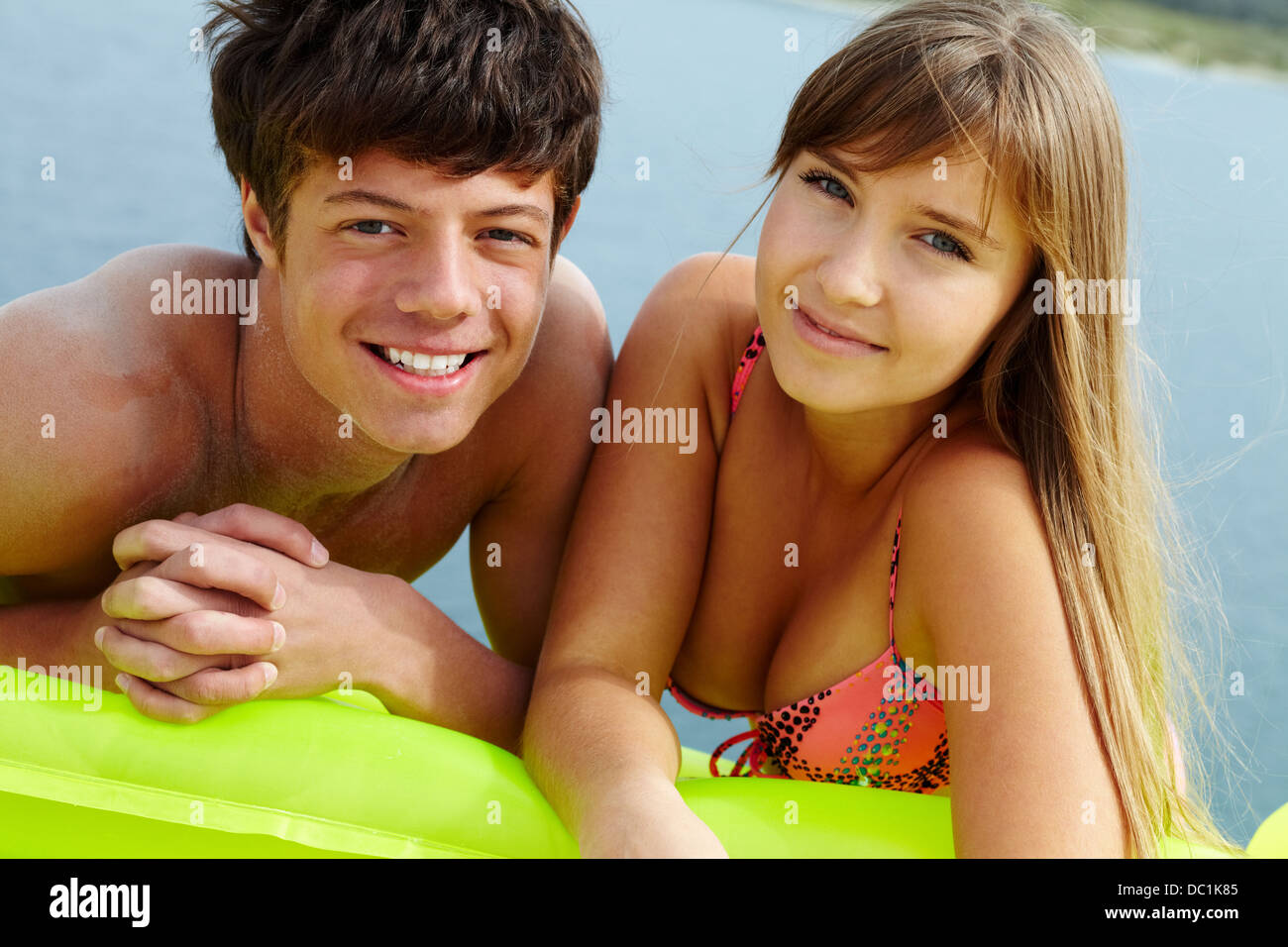 teenage-girls-and-their-boyfriends