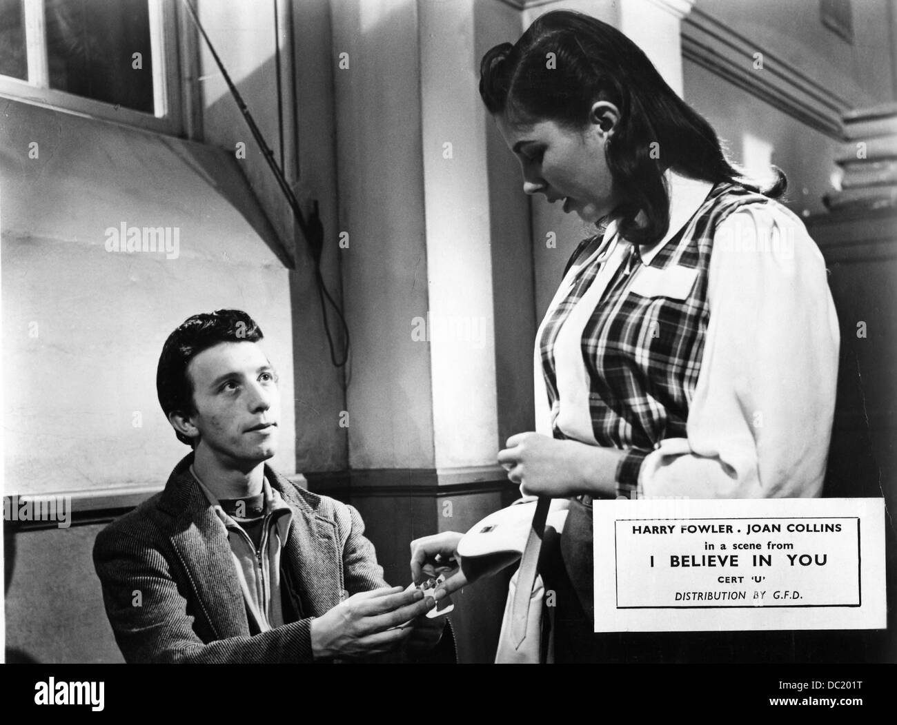 I BELIEVE IN YOU (1952) HARRY FOWLER, JOAN COLLINS BASIL DEARDEN (DIR) 005 MOVIESTORE COLLECTION LTD Stock Photo