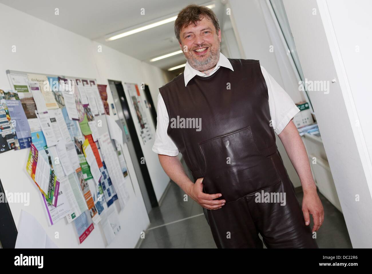 Scientist Christian Kaernbach specialising in the field of goose bumps (horripilation) is pictured in a hallway of the Leipniz Institute for Science and Mathemaics Education at the University of Kiel, Germany, 23 July 2013. Kaernbach researches on reactions of skin to emotional stimulation with his self-developed camera. Photo: Malte Christians Stock Photo