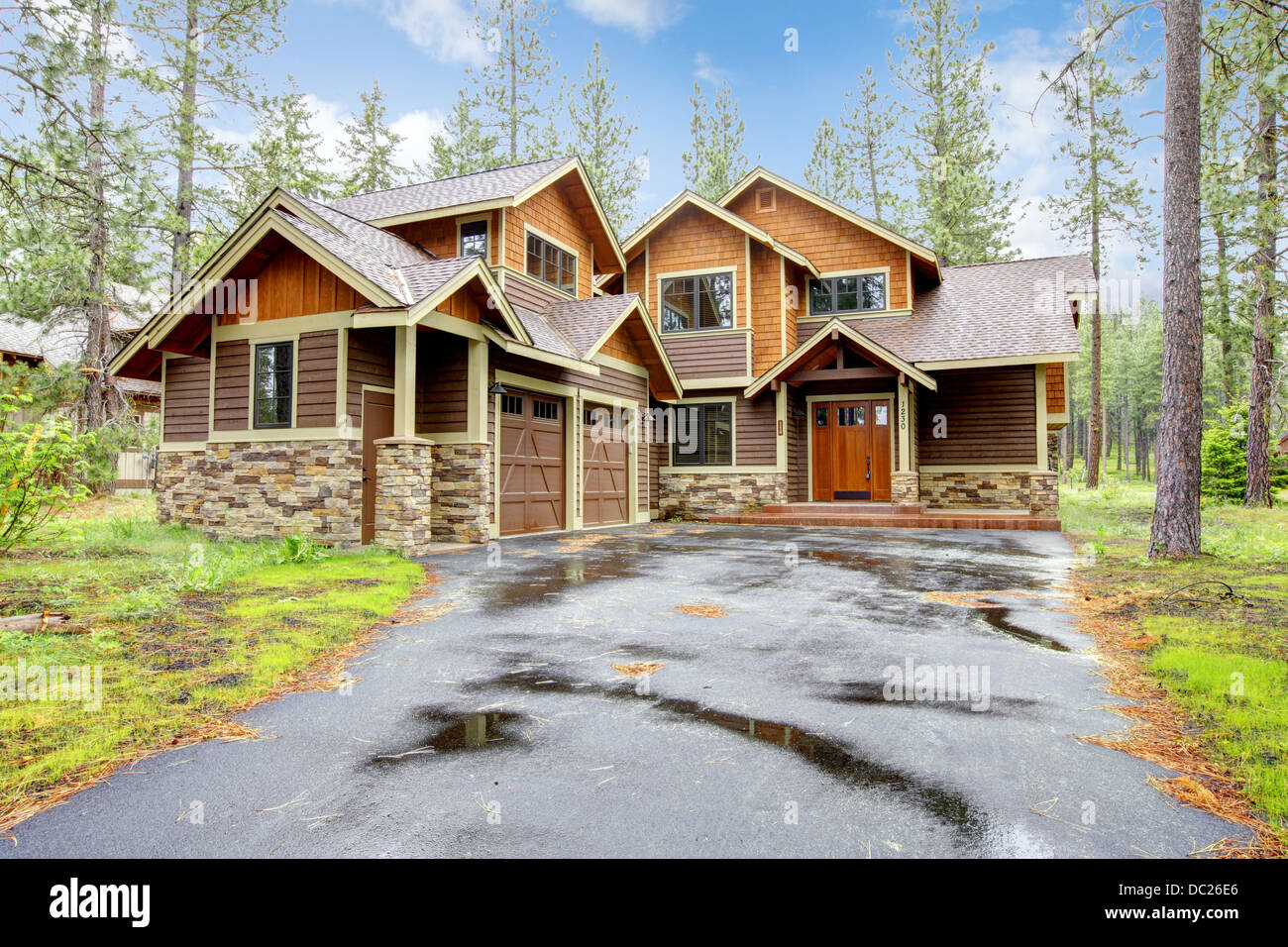 Mountain luxury home with stone and wood exterior Stock Photo - Alamy, image size:1300x956