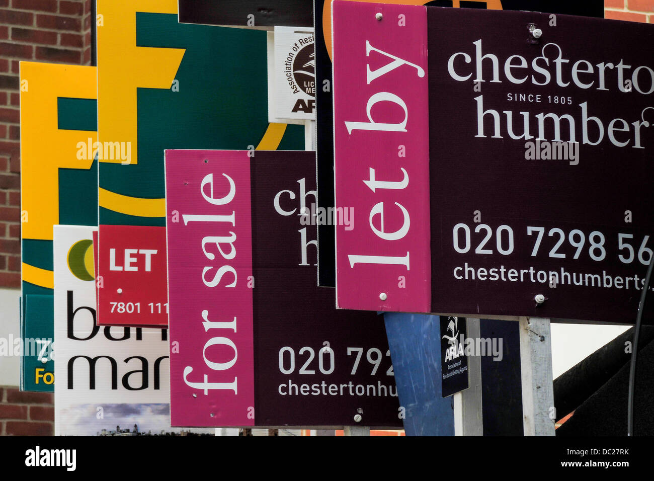 House For Sale Signs Uk Street Stock Photos & House For Sale Signs Uk