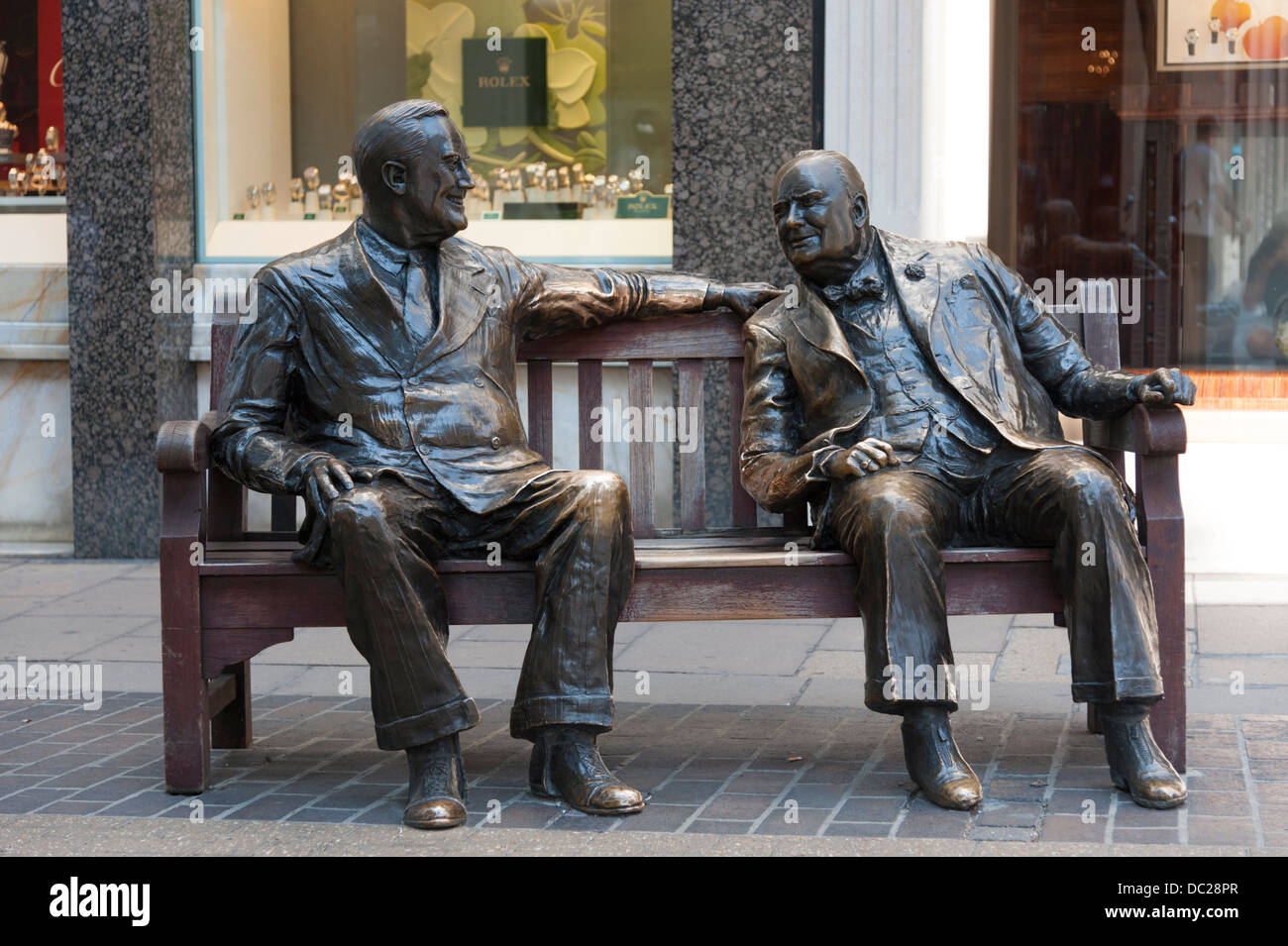 Franklin D. Roosevelt and Winston Churchill bronze statues, sitting on