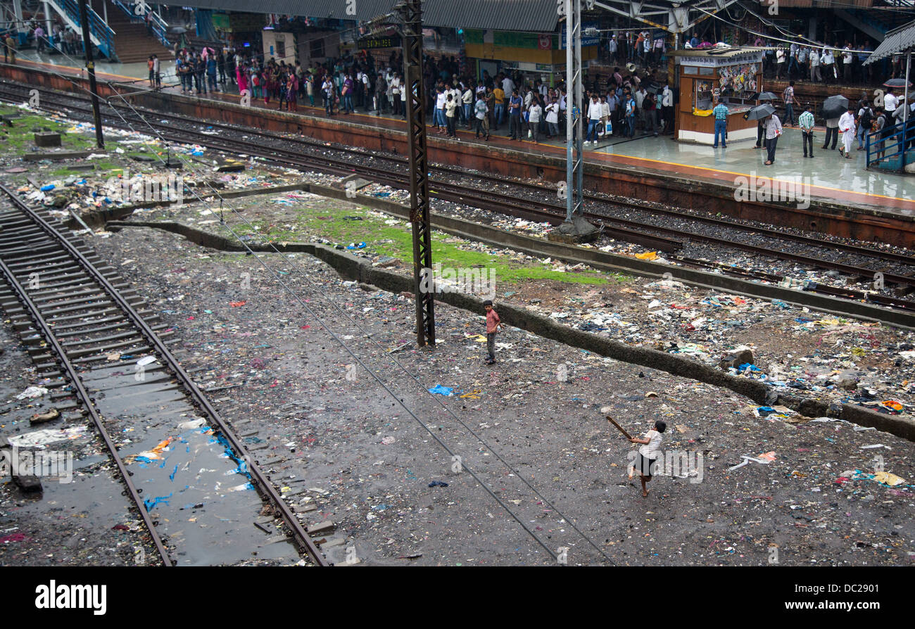 Cricket in Indian slum neat station Stock Photo