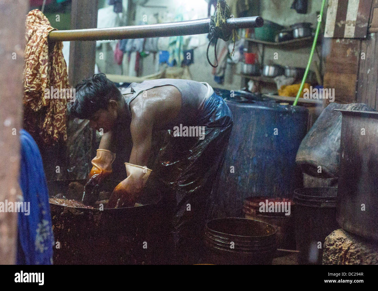 Man working at Dharavi slum in tannery Stock Photo