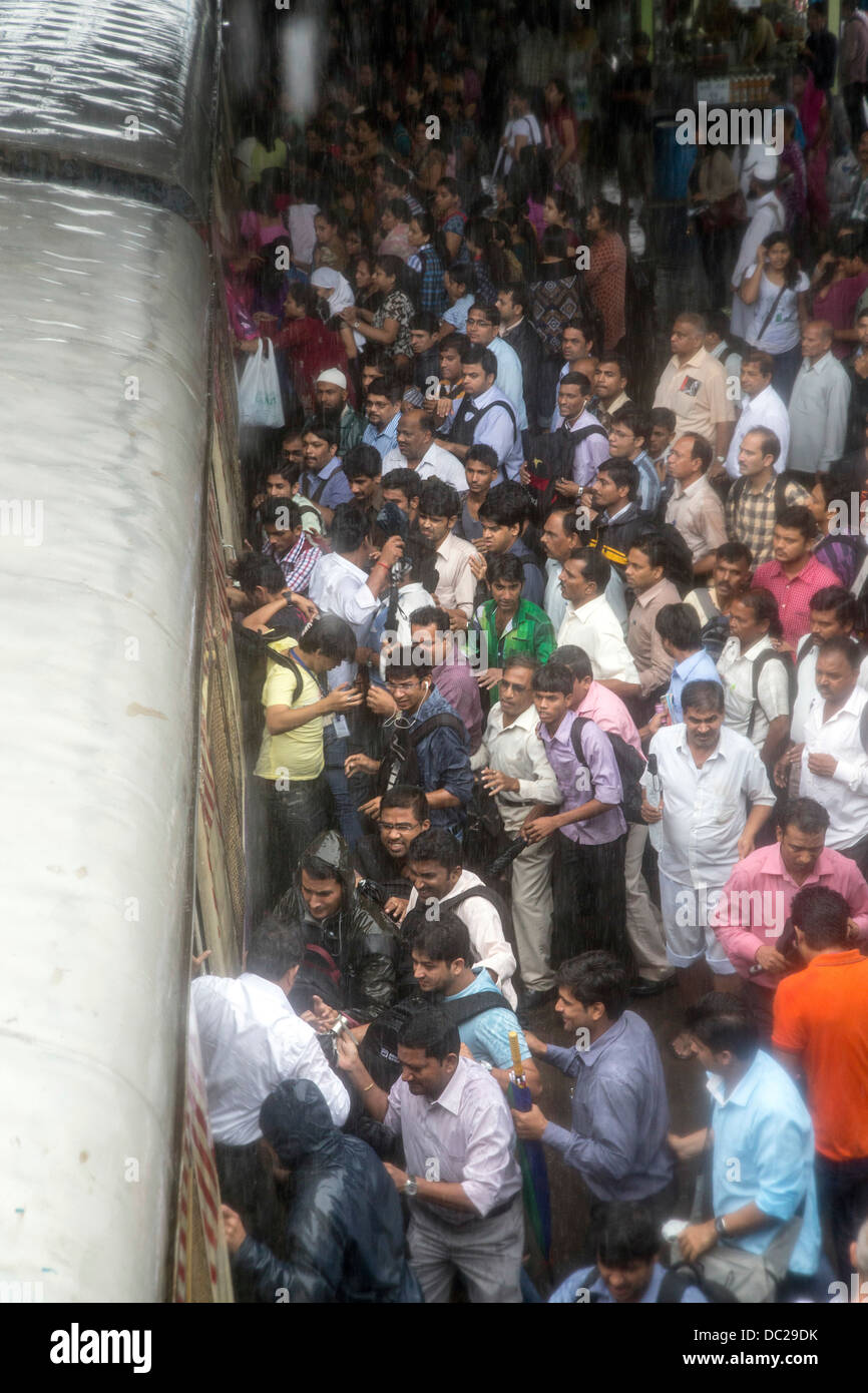 Crowded train platform hi-res stock photography and images - Alamy