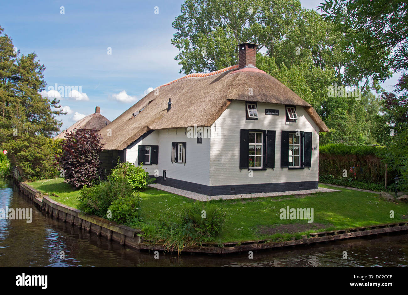 Pretty waterside thatched cottage Giethoorn Holland Stock Photo