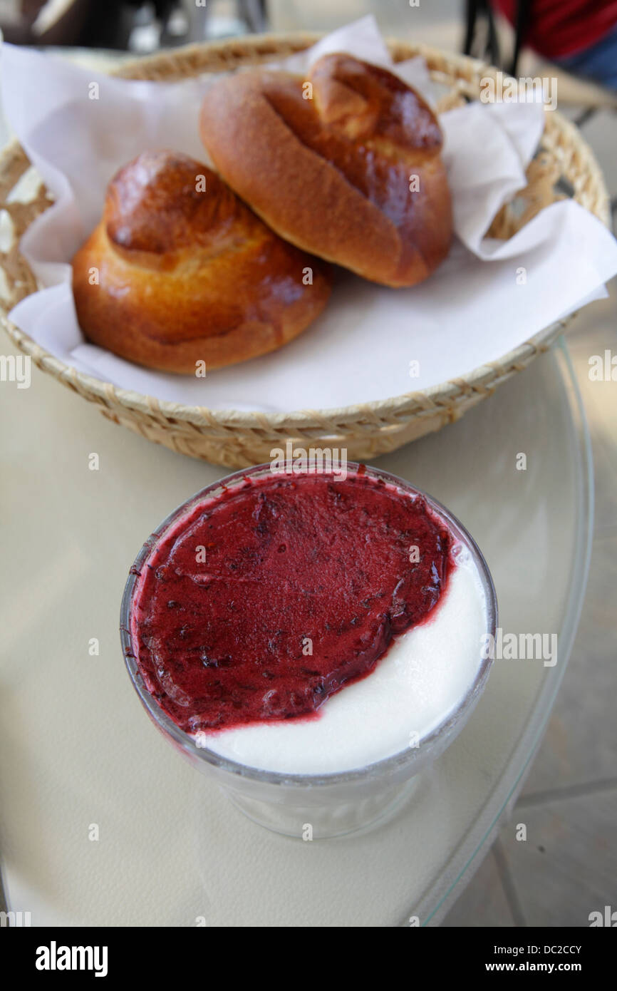 Sabor tradicional do café granita siciliano com brioche close up